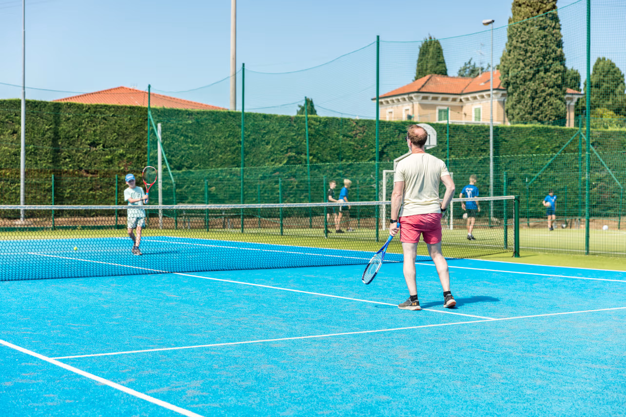 Tennisbaan op camping bella italia